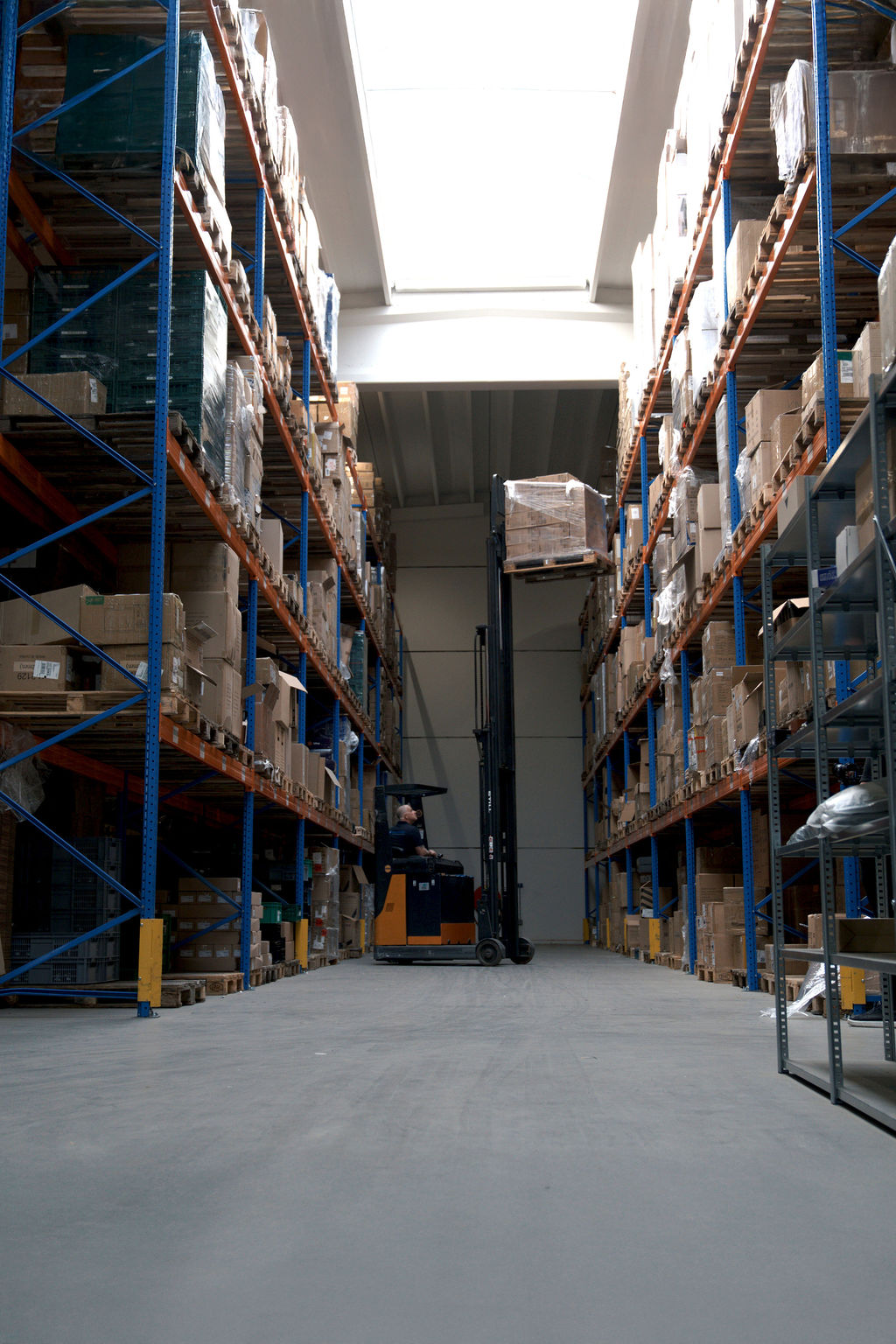 Gangpad in het warehouse van RTM Fulfilment met blauwe pallet-racks
